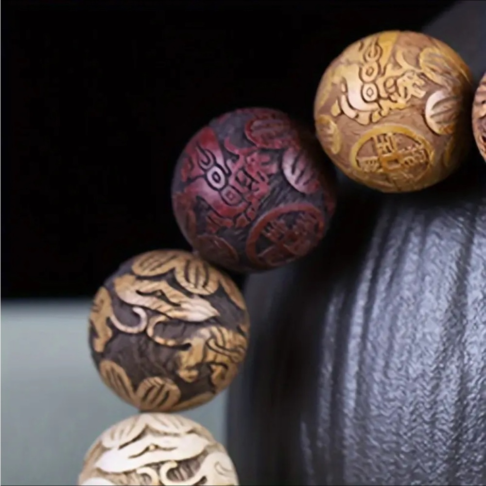 Large hand carved Sandalwood bracelet - Picture 4 of 4